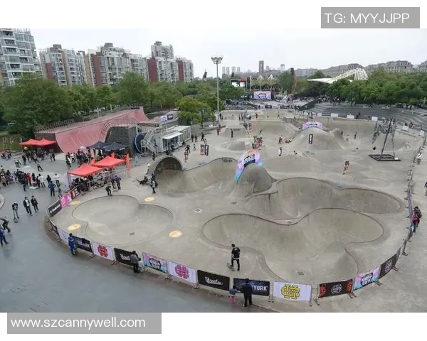 重庆滑板队在极限运动嘉年华中的灵活性表现引发热议与关注